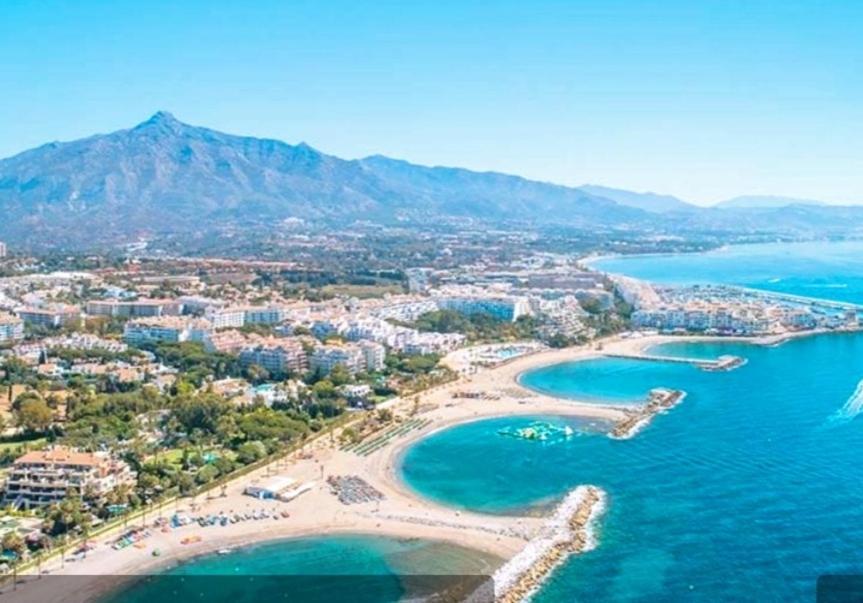 En La Playa .piscinas Jardines Puerto Banús Apartamento *