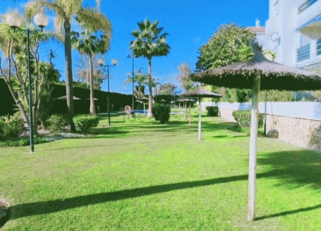 En La Playa .piscinas Jardines Puerto Banús Apartamento