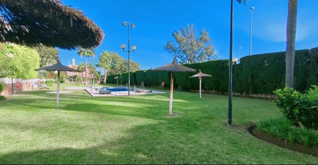 En La Playa .piscinas Jardines Puerto Banús Marbella