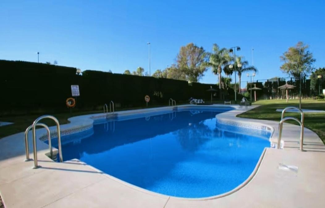 En La Playa .piscinas Jardines Puerto Banús