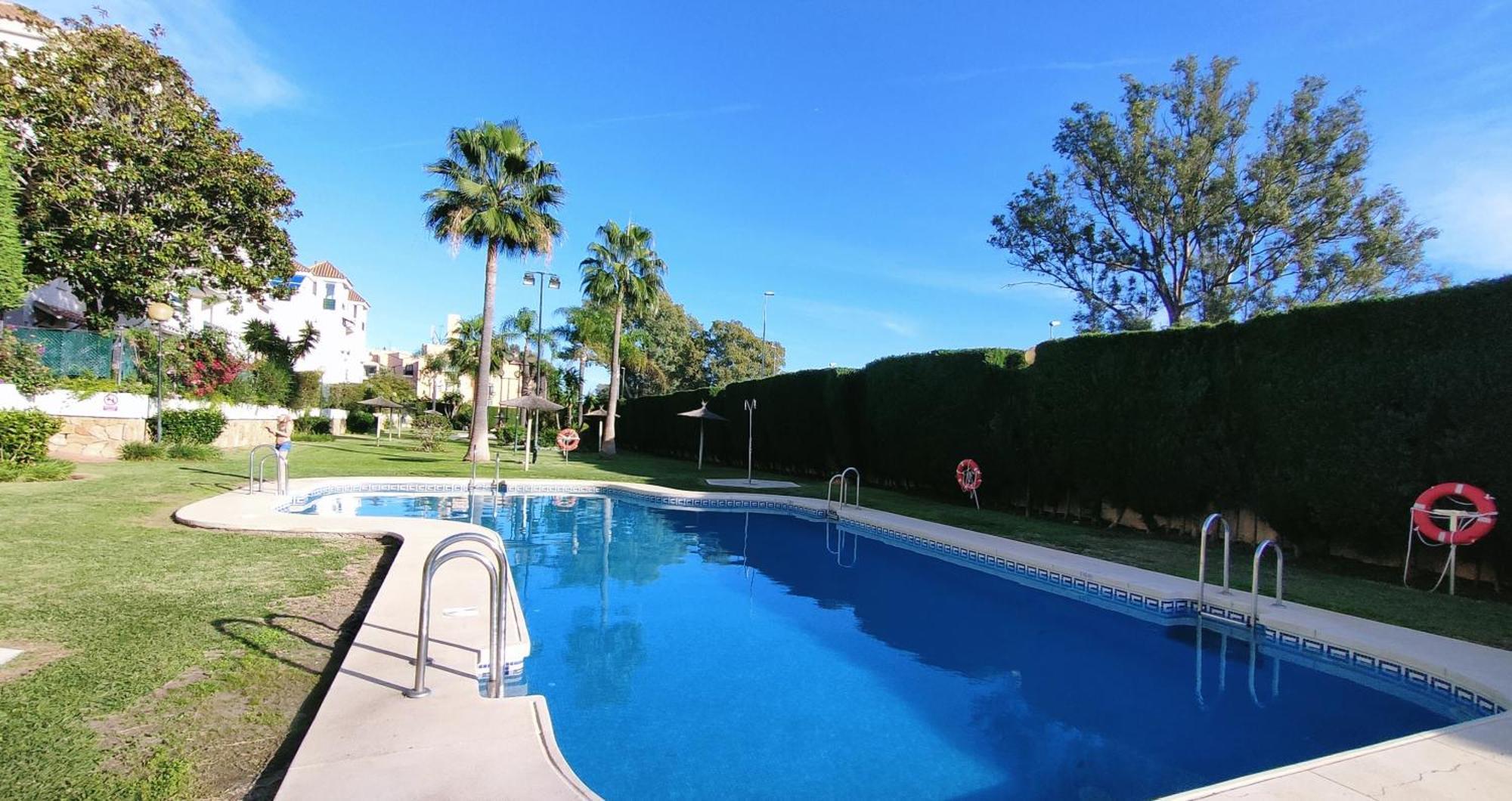 En La Playa .piscinas Jardines Puerto Banús Apartamento
