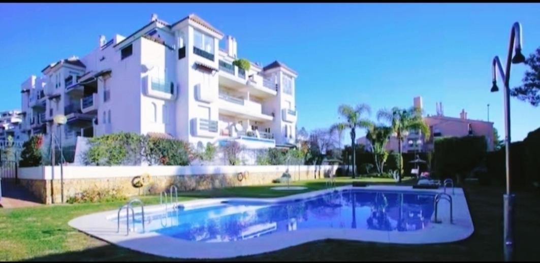 En La Playa .piscinas Jardines Puerto Banús * Marbella
