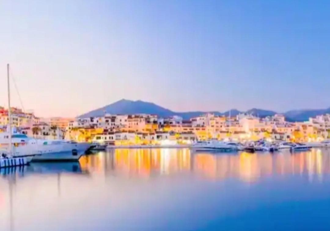 En La Playa .piscinas Jardines Puerto Banús Apartamento *